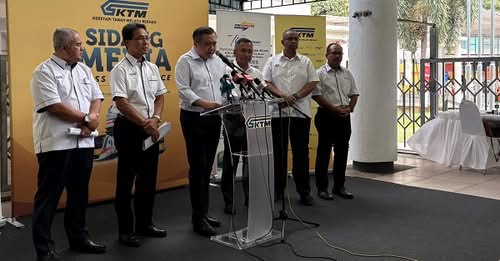Anthony Loke (tiga kiri) pada sidang media di Stesen KTMB Batu Caves hari ini/RTM